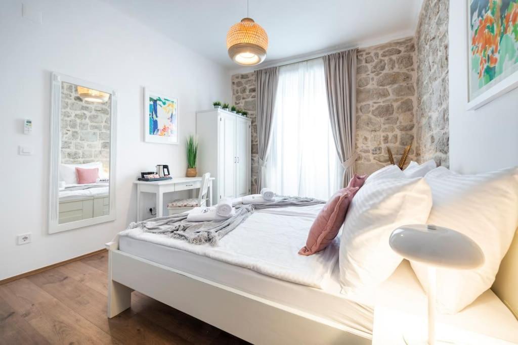 Flora-Heartbeat Old City Three Bedrooms Apartment Дубровник Экстерьер фото