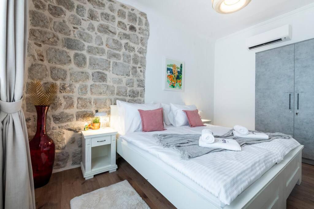 Flora-Heartbeat Old City Three Bedrooms Apartment Дубровник Экстерьер фото